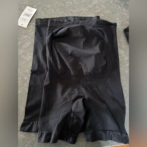 Ingrid & Isabel Black maternity Seamless Shapewear Shorts